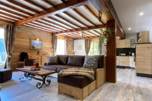 Cauterets Apartment | Vaste T4 115m2. Balcon. Vue. Suite. Jardin et jeux