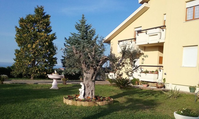 Grottammare Villa | Vecchio Ulivo, the sea and the land, villa on the hill of Grottammare with sea view