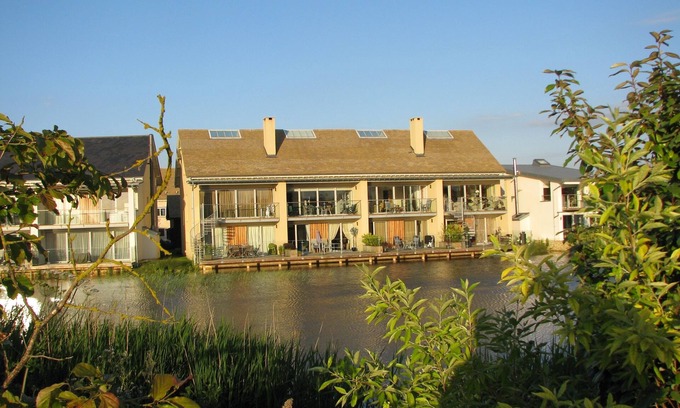 Cirencester House | Velvet Lodge - 3 Storey/5 Bed/4 Bath sleeps 10 adults + 2 kids + 2 infants
