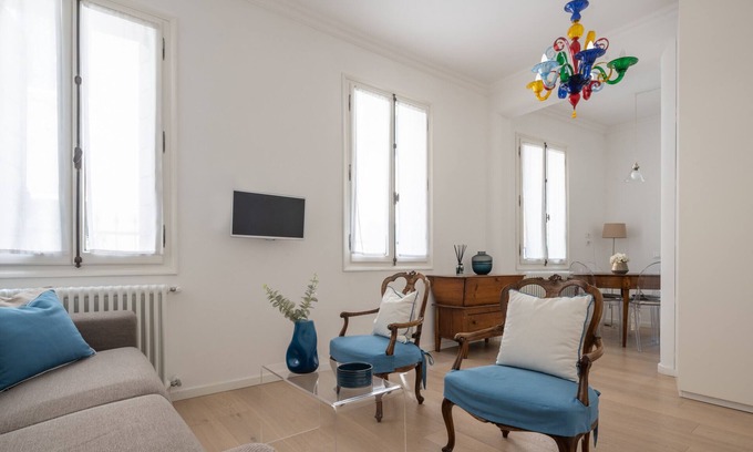 Santa Croce Apartment | Venetian Palace Blue Apartment R&R