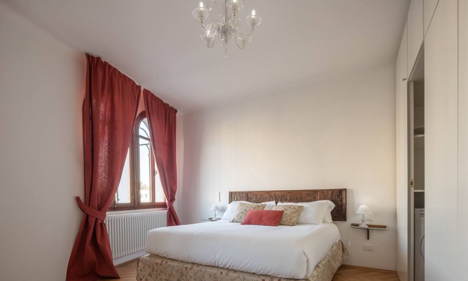 Santa Croce Apartment | Venetian Palace Red Apartment R&R