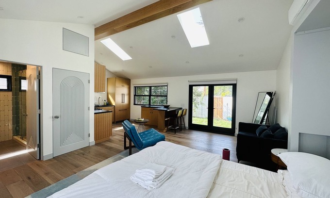 Marina del Rey Cottage | Venice/Marina Del Rey Cottage studio with Private Garden