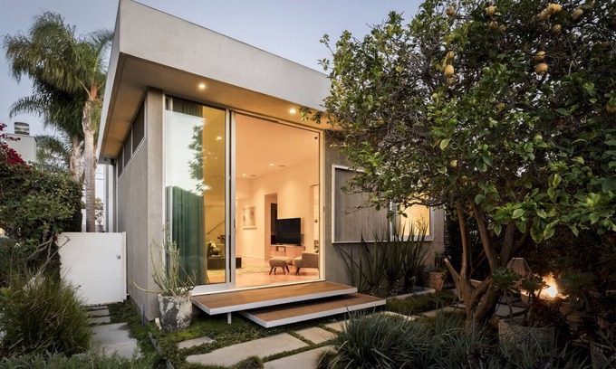 Venice House | Venice Walk Street Retreat | Jacuzzi & Lemon Tree