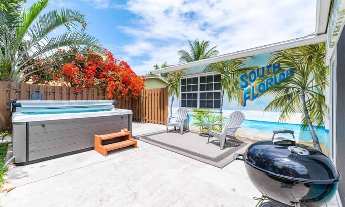 Deerfield Beach House | Ventur Tropical w Hot Tub Close to Beach