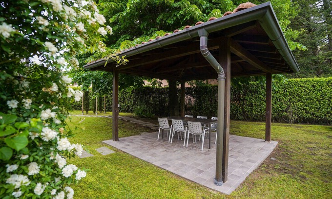 Monate Villa | Veranda del Lago with 3 bedrooms and 2 bathrooms next to Monate Lake