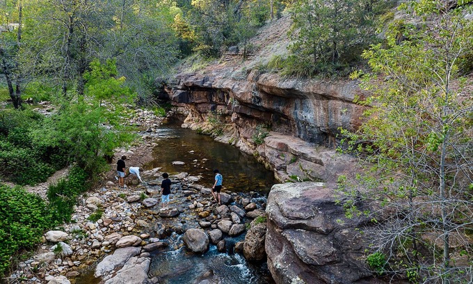 Whispering Pines House | Verde River Lodge: Riverside Cabin Luxury with Hot Tub, Games & Wild Beauty