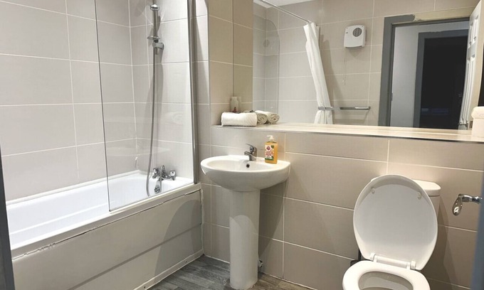 North Shore Apartment | Vermillion Suite Winter Gardens 2Bed Apartment
