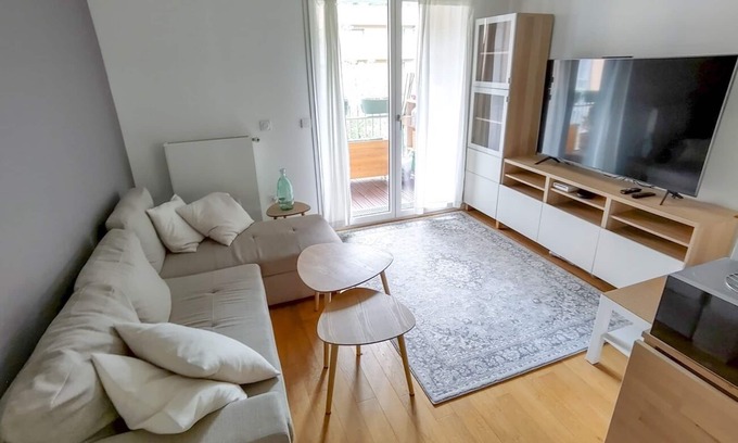 Chantiers Apartment | Versailles 2-room apartment, spacious, lovely terrace overlooking park, 3-minute walk from train station.