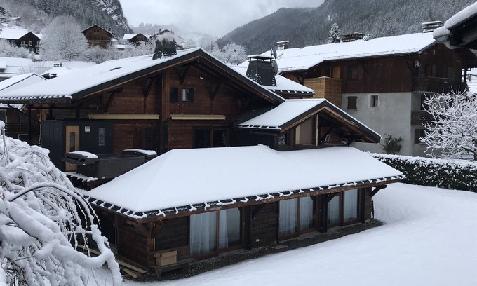 Morzine Ski Chalet | Very central chalet with JACUZZI and SAUNA run by Anglo French locals