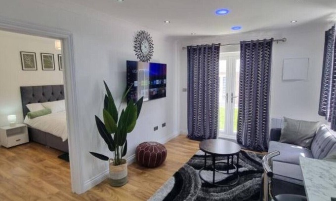 Little Holland Apartment | Very Cosy & Lovely 1 Bed Garden Apartment with side access