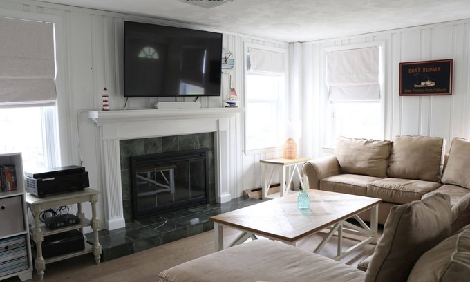 Bonnet Shores House | Very Spacious, short walk to Kelly Beach, Central a/c, Pet friendly