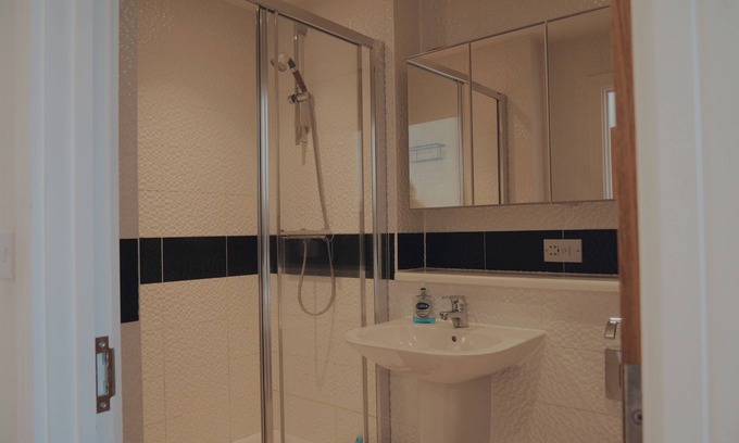 Thamesfield Apartment | Vibrant 2-bedroom apartment in London