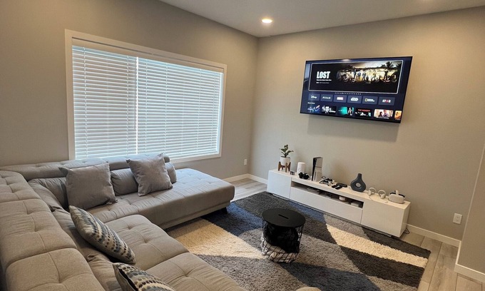 Southeast Calgary House | Vibrant 3 Bedroom House