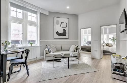 Abingdon Apartment | Vibrant Kensington Street