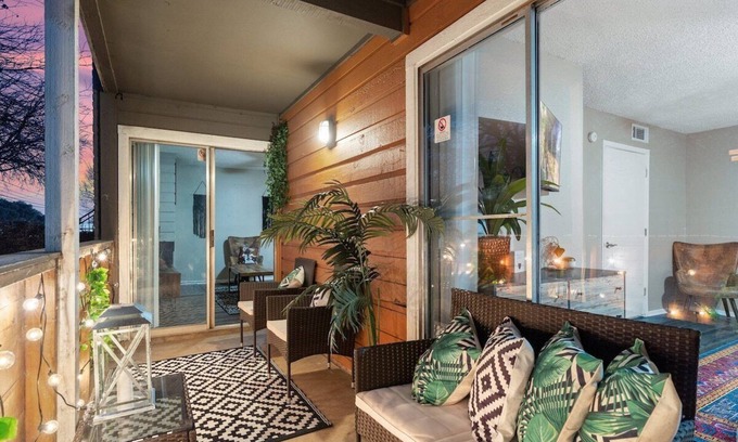 Irving Apartment | Vibrant Oasis- DFW Airport/Pool/Seamless Entry -15 minutes from DFW airport