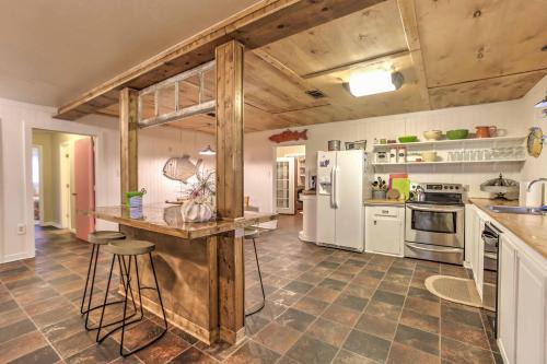 Pass Christian House | Vibrant Pass Christian Oasis - 3 Blocks to Beach!