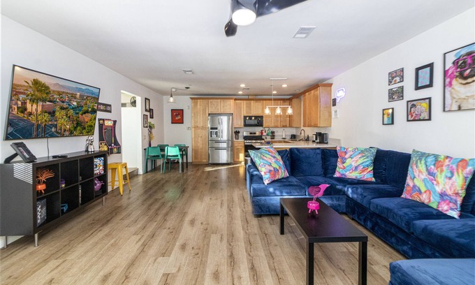 Redlands House | Vibrant Redlands Home 1 Block to Univ,12min to NOS, Fire Pit, BBQ, Near Downtown