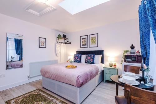 Leamington Spa Apartment | Victoria Park Studio 11 - Free Parking, WiFi, Near Town Centre, Free DisneyPlus, Prime & Netflix