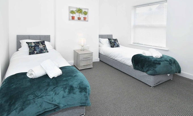 Stoke-on-Trent House | Victoria Place, a lovely 2 bedroom property ideal for contractors or famillies