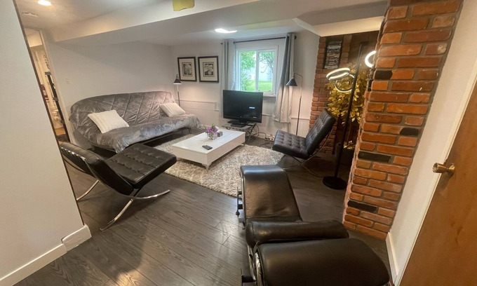 Gordon Head House | Victoria (Saanich) renovated,1 bedroom, Den & sofa bed option for 90+ day rental