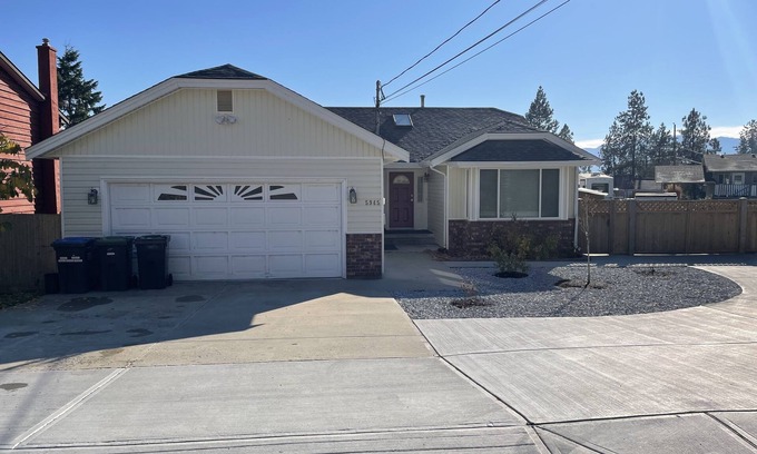 Central Okanagan House | Victoria St BNB in Peachland BC - 5 mins from the beach