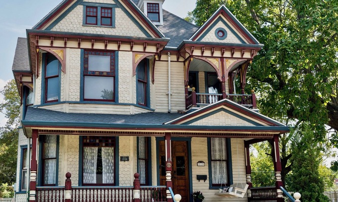 Lexington House | Victorian Charm~Walk to downtown~Visit nearby wineries and farm stands this fall