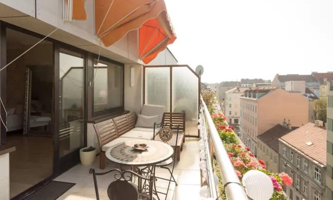 Favoriten Apartment | Vienna Christmas Market Rooftop Dollhouse 4 Couple