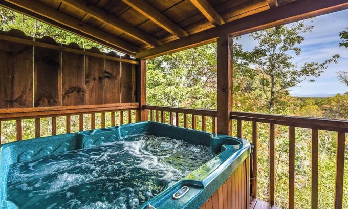 Gatlinburg - Pigeon Forge Cabin | View! Cozy, Private, Fireplace, Hot Tub
