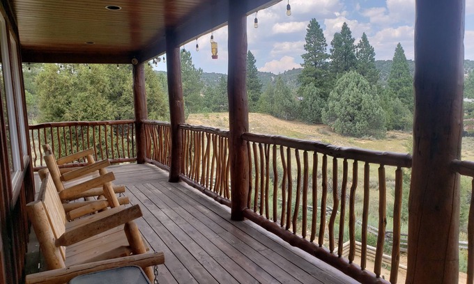 Long Valley Junction Cabin | Views! Spacious Cabin central to Bryce & Zion National Park!