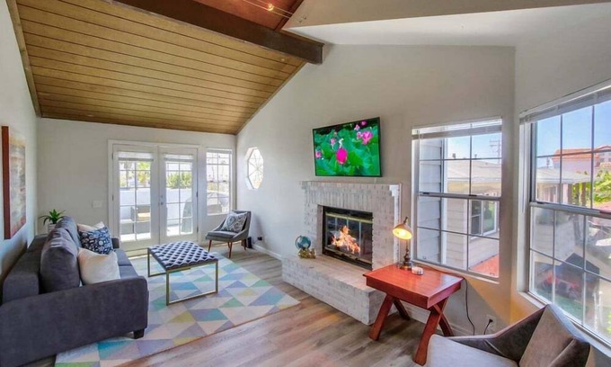 North Pacific Beach Condo | VIEWS * Walk to Beach * AC * Dogs Ok * Fire Pit