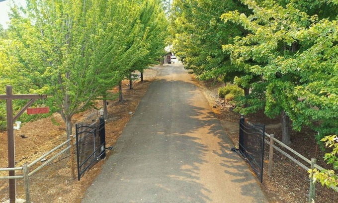Medford House | VIEWS -Wineries-Gated -Garden-Fruit Trees-Rogue X