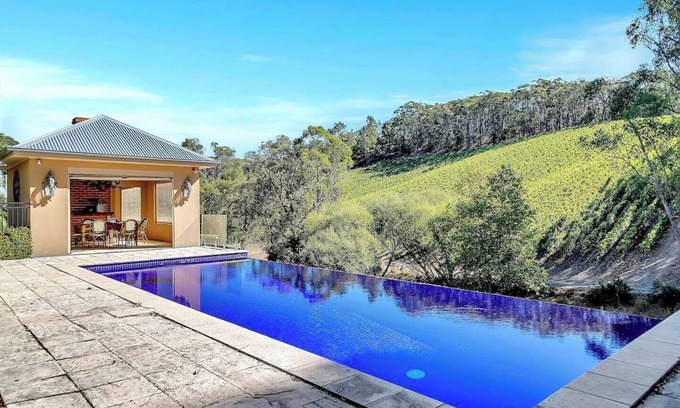 Piccadilly House | Vihara Valley Heritage Estate with Country Garden