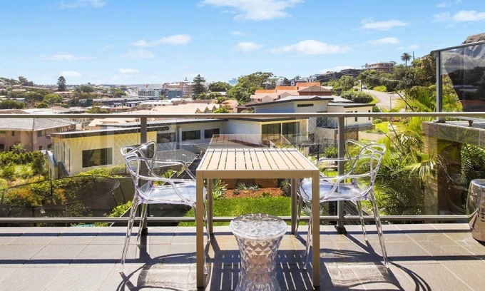 Terrigal House | VILA AZUL | Short walk to beach , WIFI | Accom Holidays