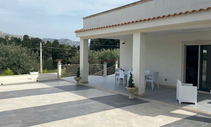 Gallina Villa | Villa 100m from the sea