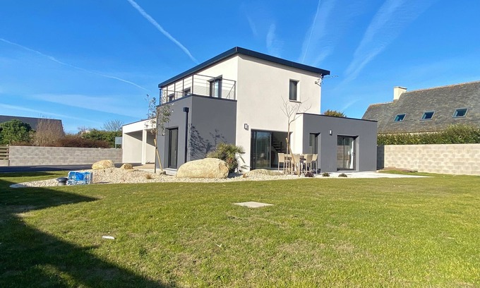 Cleder Villa | Villa 160 m2, 8 persons, seaside, 4 bedrooms, dc PMR animals ok, enclosed garden