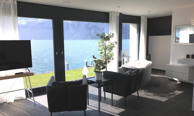 Sisikon House | Villa am See 3 - Beach House