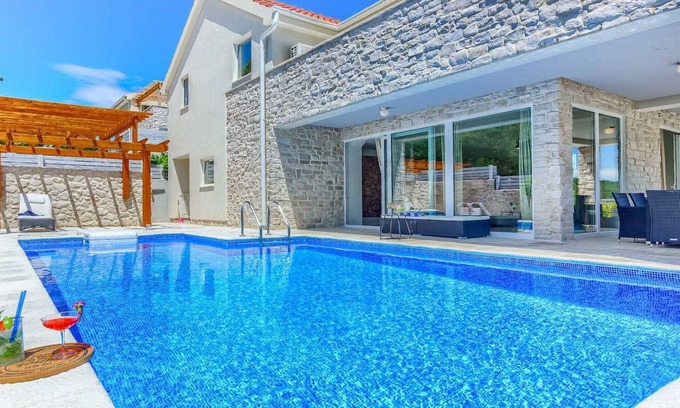 Pitve Villa | Villa Anandas - 8 bedroom villa with sea views, a pool, sauna and a hot tub for 16+4 guests