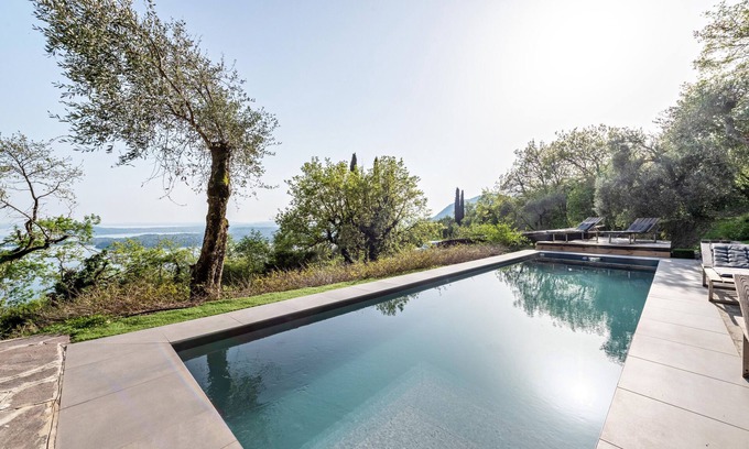 Gardone Riviera Villa | Villa "Artista" with Private Pool, Whirlpool & Wi-Fi