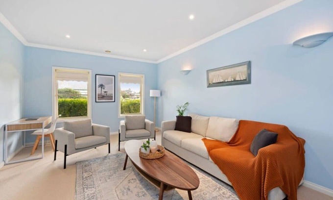 Torquay House | Villa Avisa: 3 minute walk to White's Beach