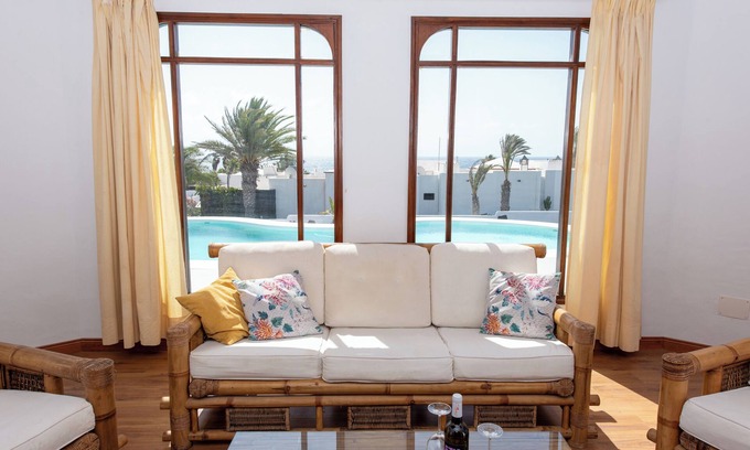 Guatiza Apartment | Villa Blanca 1 mit Blick zum Pool und zum Meer. Fkk-charco del Palo, Lanzarote