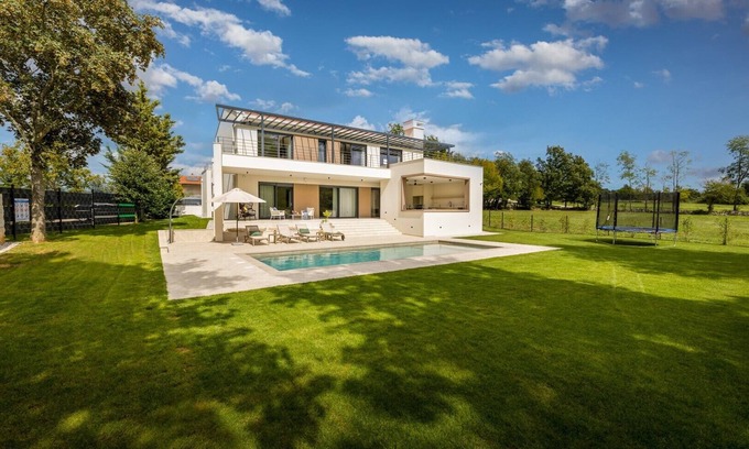 Heki Villa | Villa Castanea – Stylish 3-Bedroom Villa with Private Pool in Peaceful village