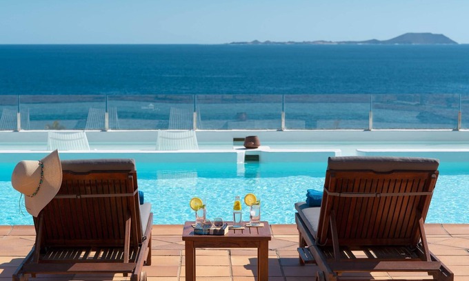 Playa Blanca Villa | Villa Costa Roja with swimming pools, jacuzzi, mini golf, paddle tennis and sea and volcano views