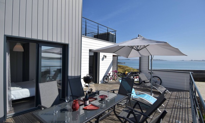 Sibiril House | Villa de la Digue, 6 people, waterfront, SPA