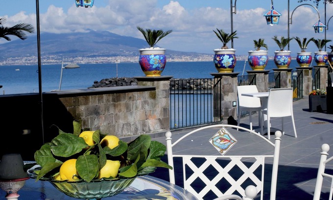 Pogerola Villa | Villa de Luca - terrace with jacuzzi by the sea