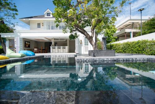 Khanong Phra Villa | Villa De White House