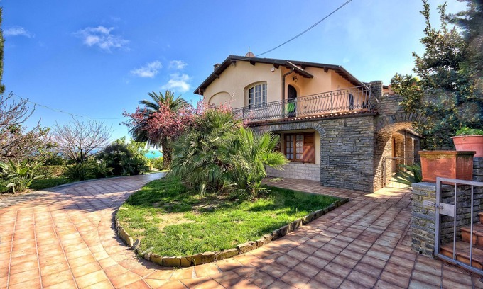 San Lorenzo al Mare Villa | Villa dei Limoni on the hill San Lorenzo al Mare 3 bedrooms for 6 with garden