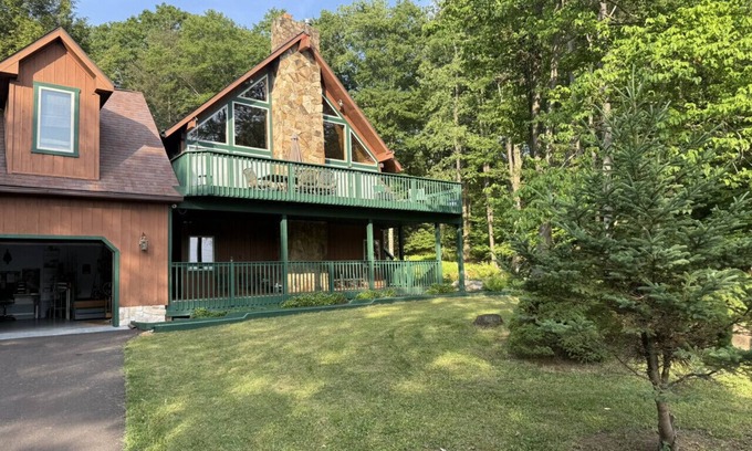 Alpine Lake Apartment | Villa deTuar pet friendly with lake views