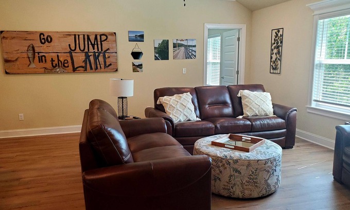 Holiday Island House | Villa Eden on the Lake. Close to Eureka. Hot tub coming May 1st!