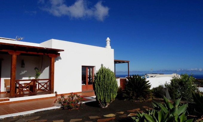 Teguise Villa | Villa El Mojón with private pool in Teguise
