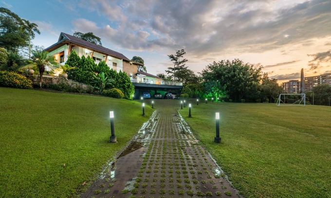 Envigado Villa | VILLA ELEGANCIA, VISTAS A LA CIUDAD CON JACUZZI Y PISCINA.